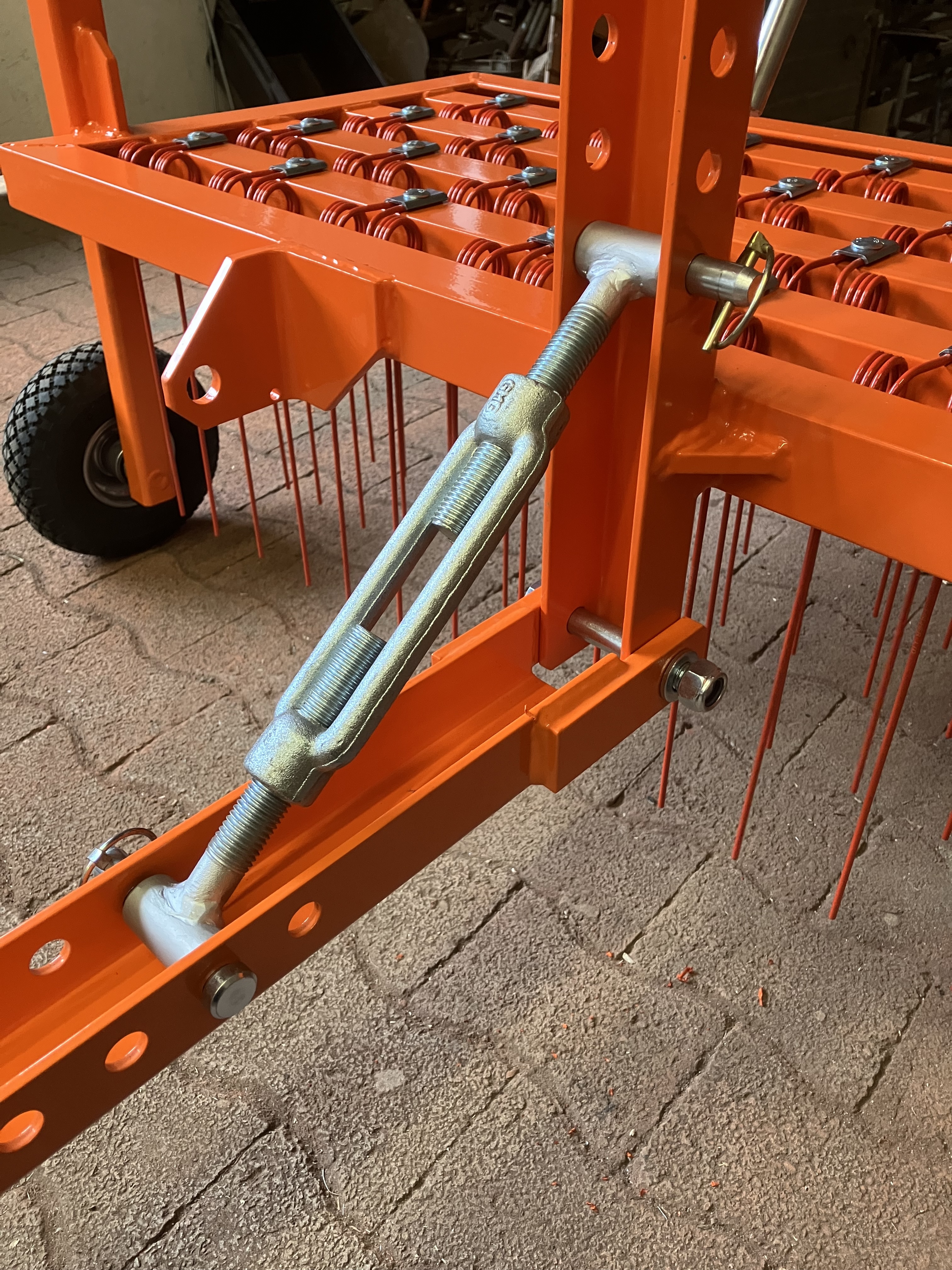 Rasenigel F 140 im Zugbetrieb