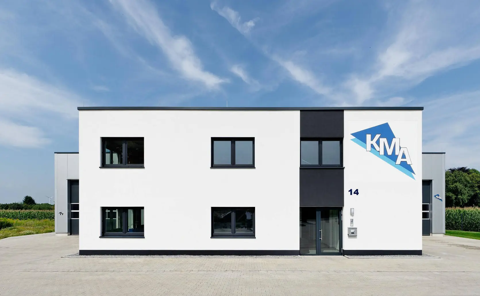 Bürogebäude mit Eingangsbereich