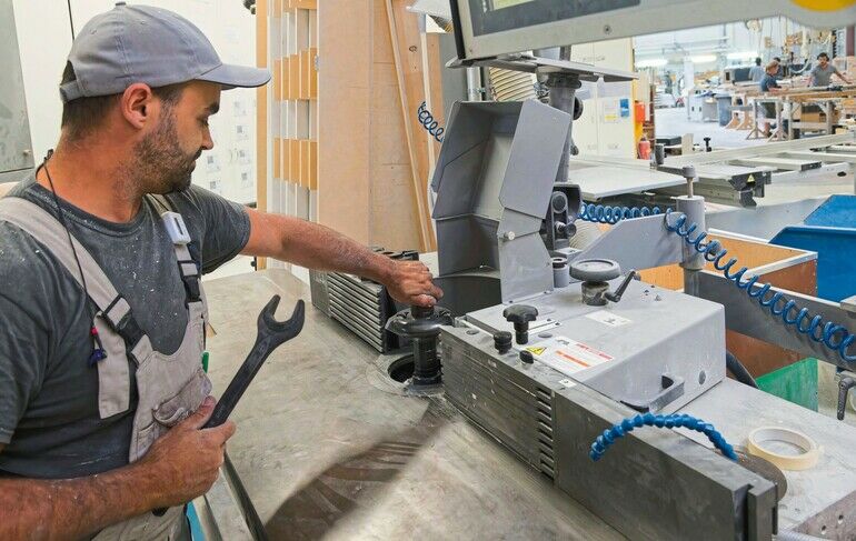 Maschineneinsatz bei der Schreinerei Moser