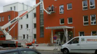 Montage von Schildern und Leuchtkästen