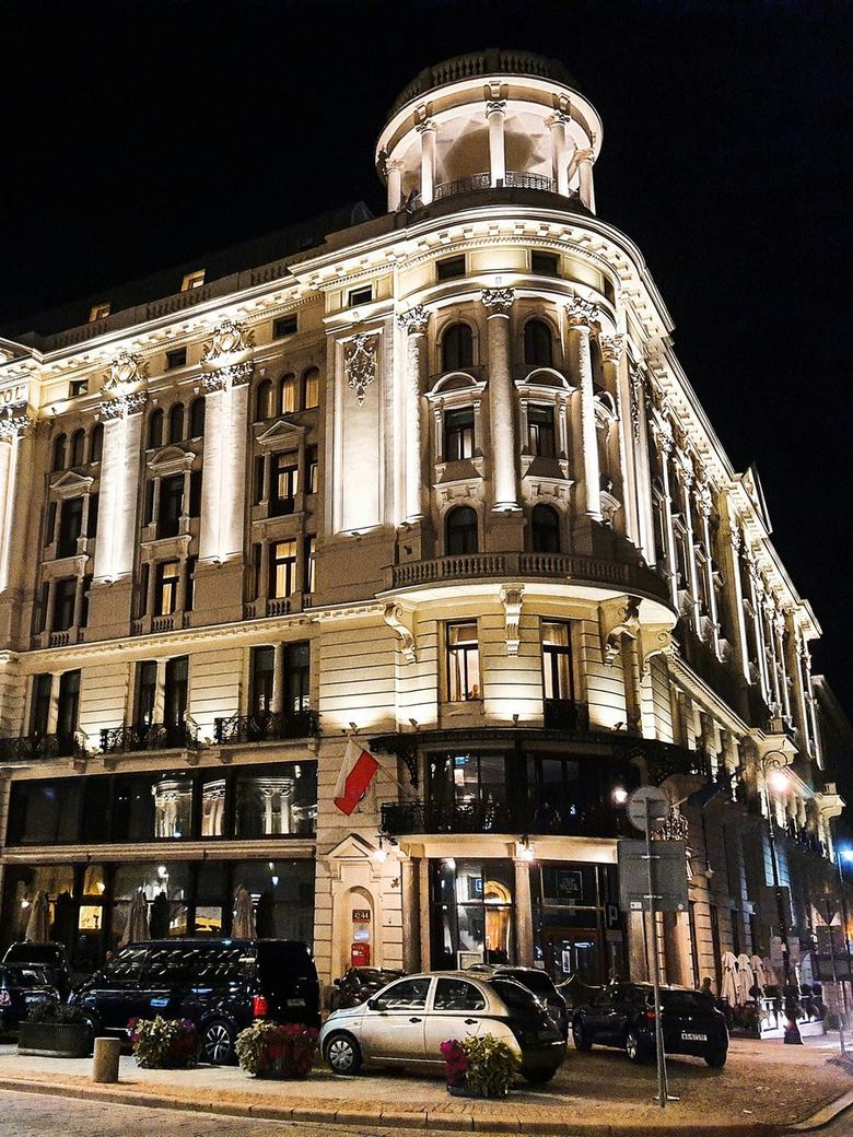 Klassisches Gebäude mit Strahlern bei Nacht (Architektur)