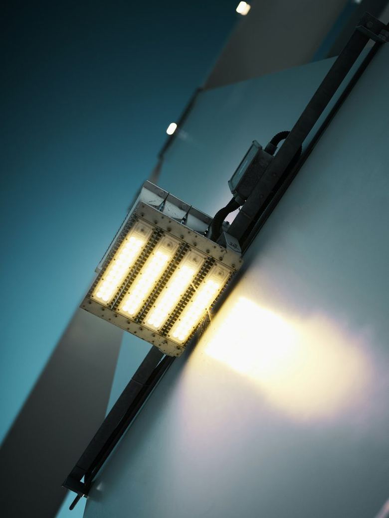 LED-Flutlichtmodul mit Halterung