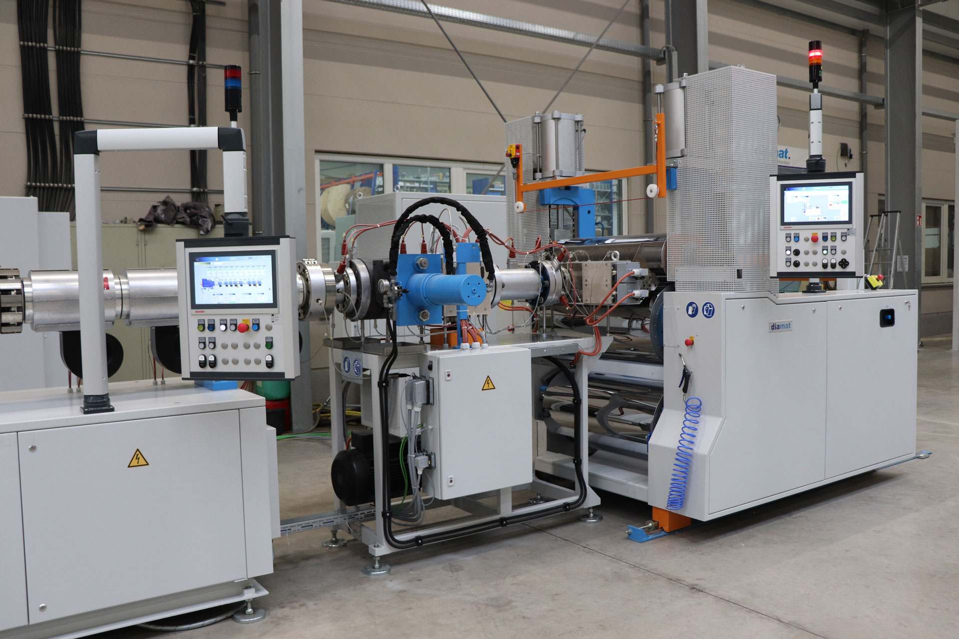 Extruderlinie mit zwei Bediendisplays der Anlagensteuerung