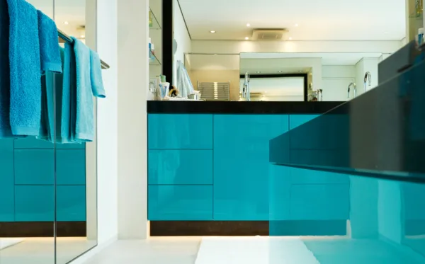 Badezimmer mit Waschtischunterschränken