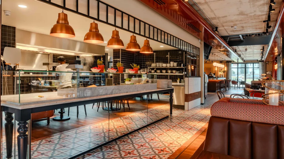 Restaurant mit offener Küche und Marmortheke