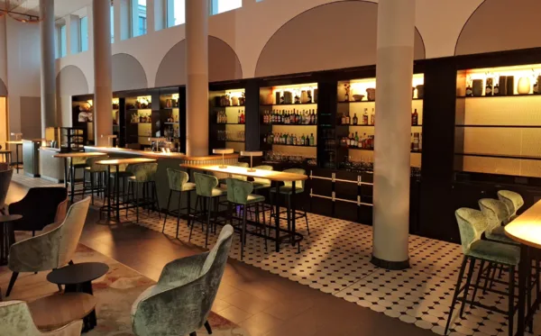 Bar und Lounge mit beleuchteten Regalen