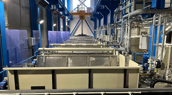 Oberflächenbehandlungsanlage mit Krananlage
