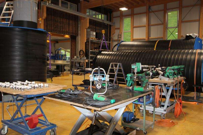 Kunststofftechnik und Rohrleitungsbau in der Werkhalle
