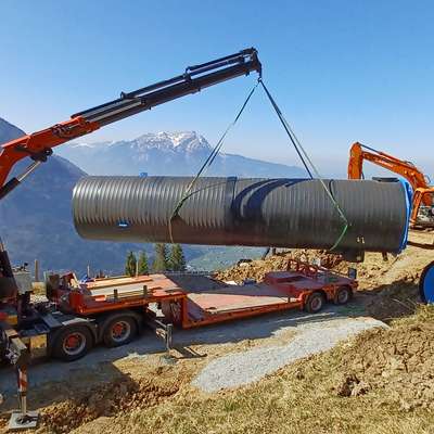 LKW-Transport eines zweiteiligen PE-Reservoirs