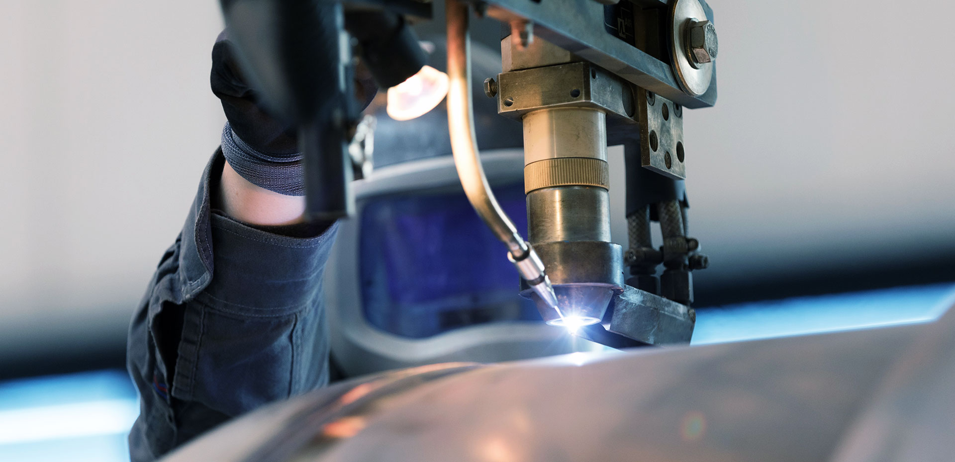 Fertigung mit modernen Maschinen und Technologien