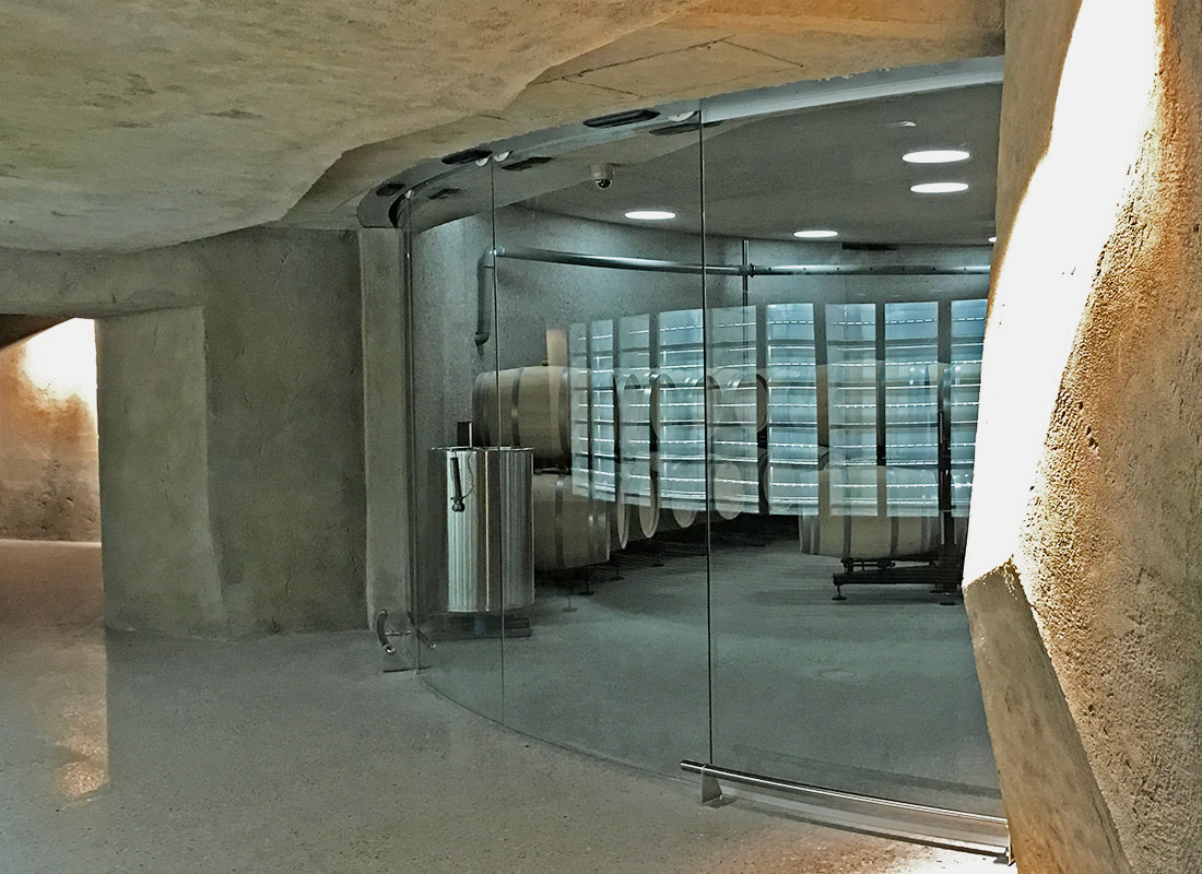 Gebogene Schiebetüren im Bürogebäude