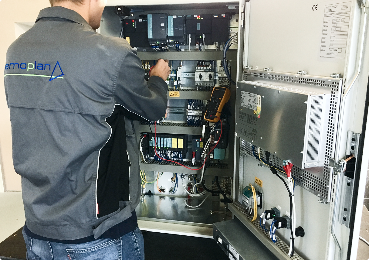 Mitarbeiter bei der Arbeit am Schaltschrank