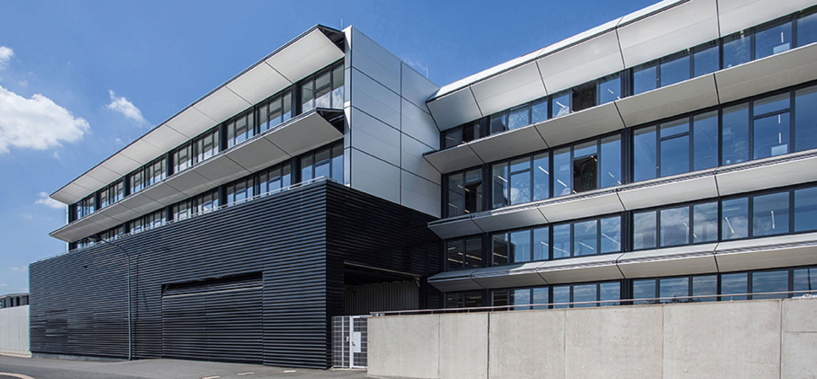 Architekturprojekt, fassadenbündiges Tor