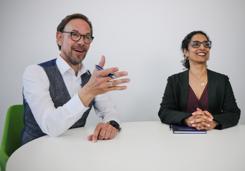 Frank Heidemann (SET/NI) und Ritu Favre (NI) anlässlich der Übernahme