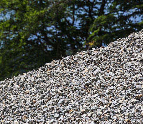 Steinmaterialien aus Steinbruch Čardak