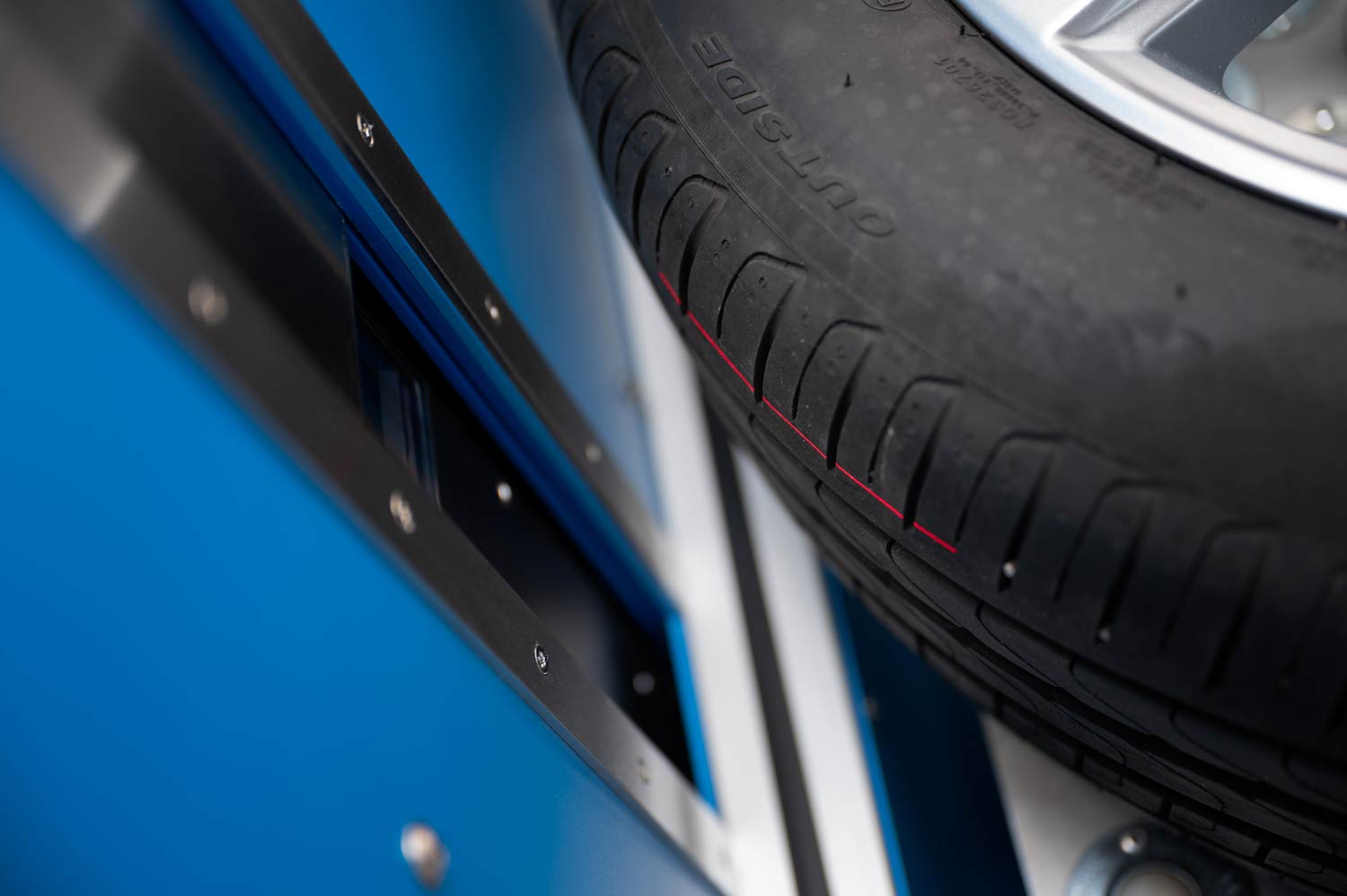Reifen-Profilmessung mit dem Triangulationslaser der Tire Scan Station
