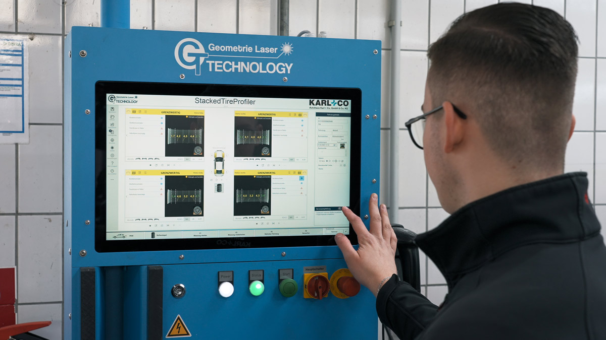 Bedienung des Stacked Tire Profiler über den großen Touchscreen