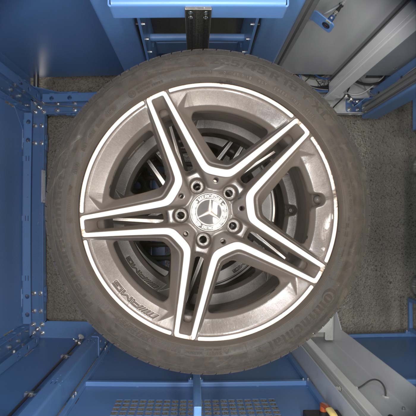 Vollautomatische Reifendokumentation mit dem Tire Scan Cube