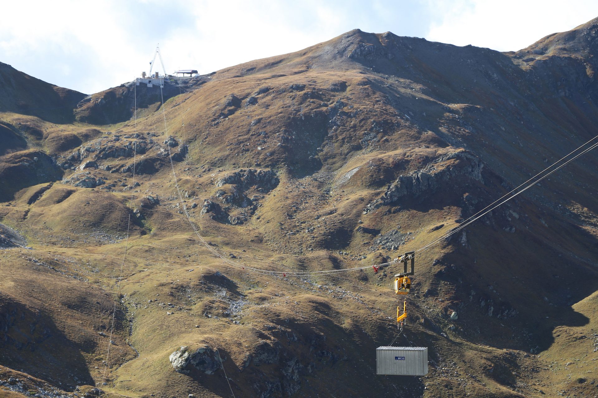 Seilkran auf Gebirgsbaustelle
