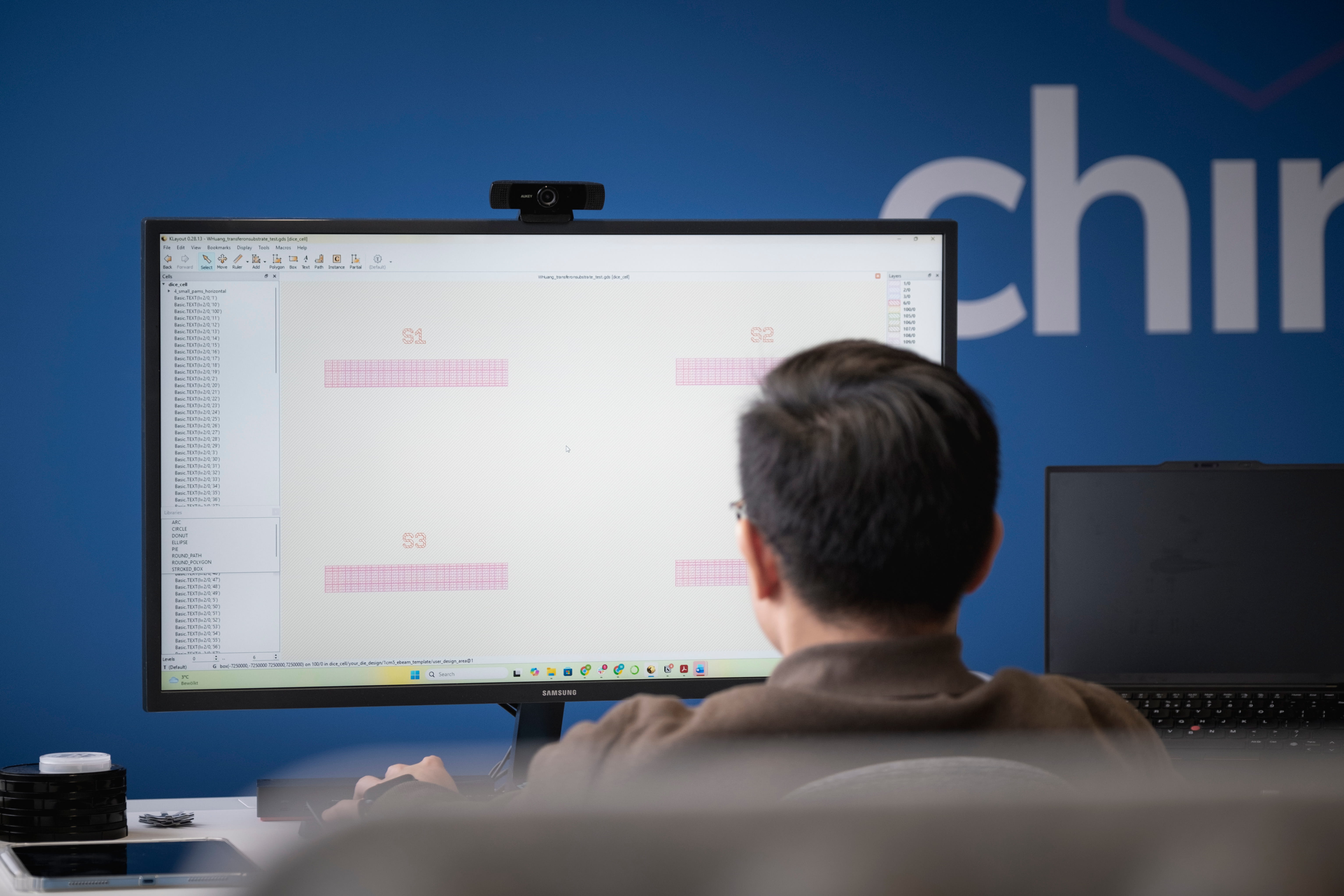 Device-Design und Prozessfluss am Arbeitsplatz