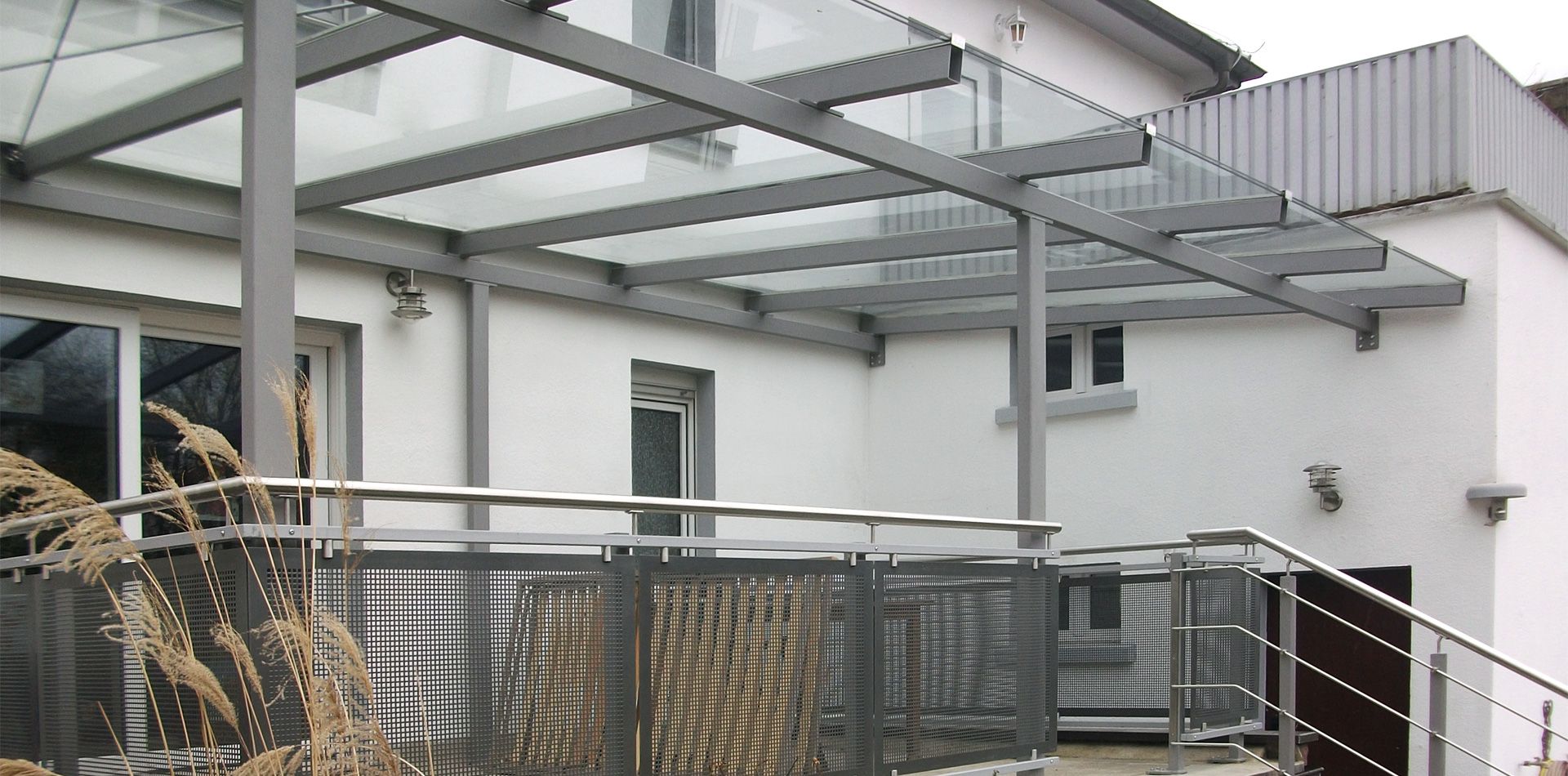 Wintergarten 12 x 6 m mit Notausgängen und Schiebetüren