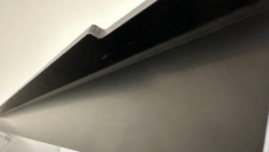 Abkantstelle mit schwarzer Spezialfarbe