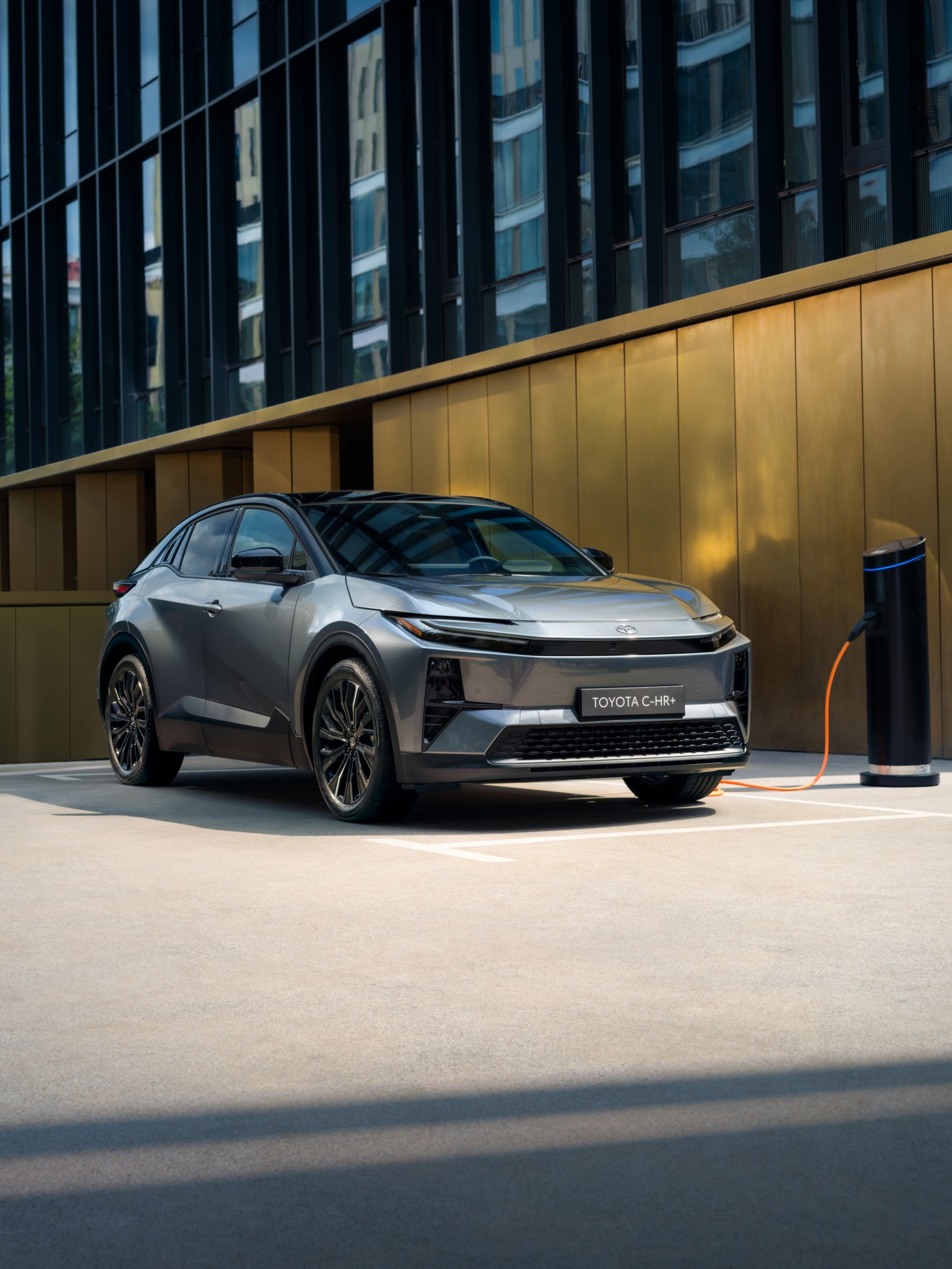 Toyota C-HR+ an der Ladesäule