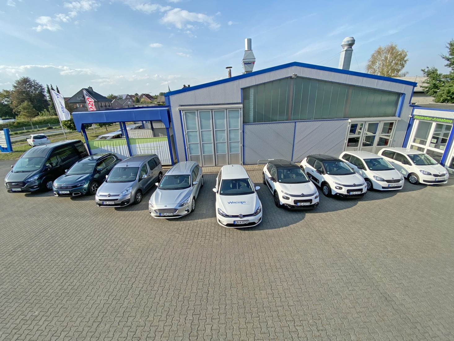 Werkstatt-Team mit Kundenfahrzeug