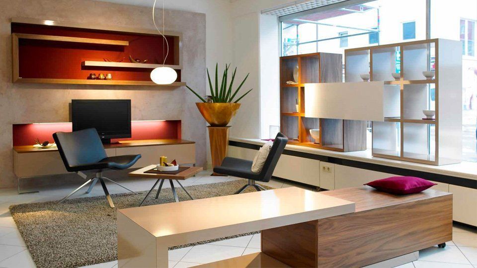 Wohnraum mit Regal und Schreibtisch