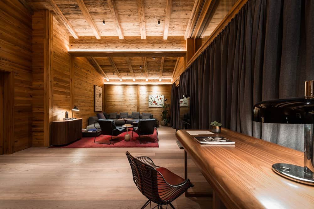 Chalet-Wohnraum mit Holzvertäfelung