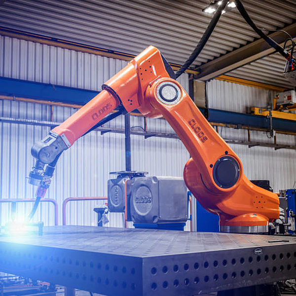 Roboterschweißen mit CLOOS 8-Achs-Anlage