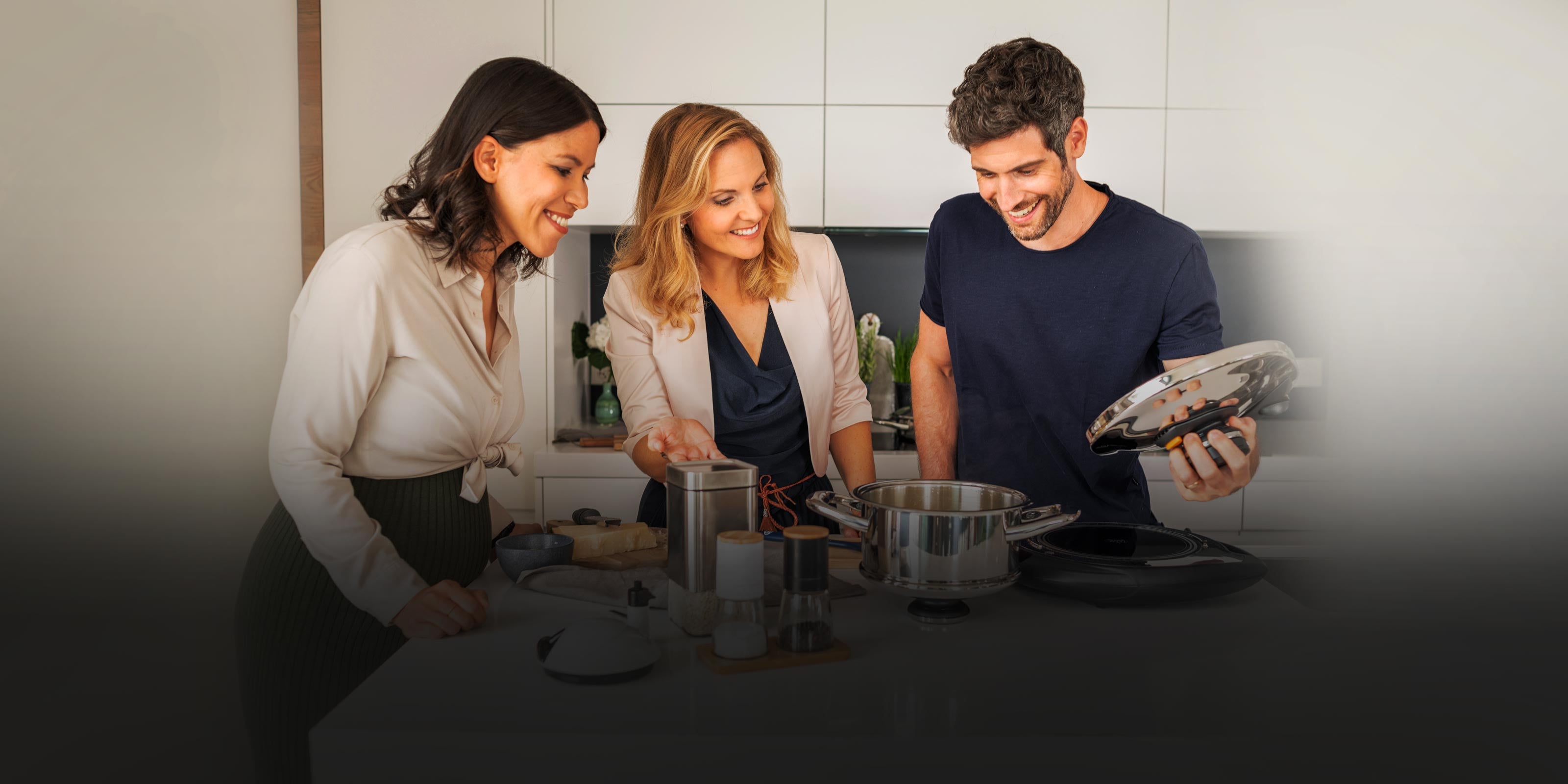 Kochen neu entdecken – Berater demonstriert das AMC Kochsystem