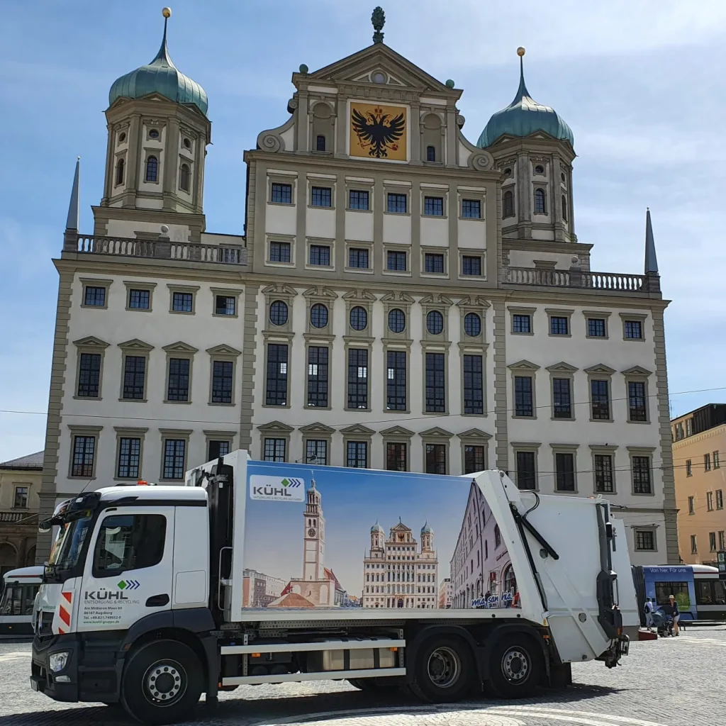 Sammelfahrzeug von Kühl vor dem Augsburger Rathaus