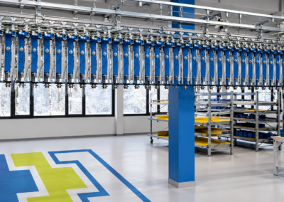 Hängefördertechnik für die Leuchtmittelproduktion