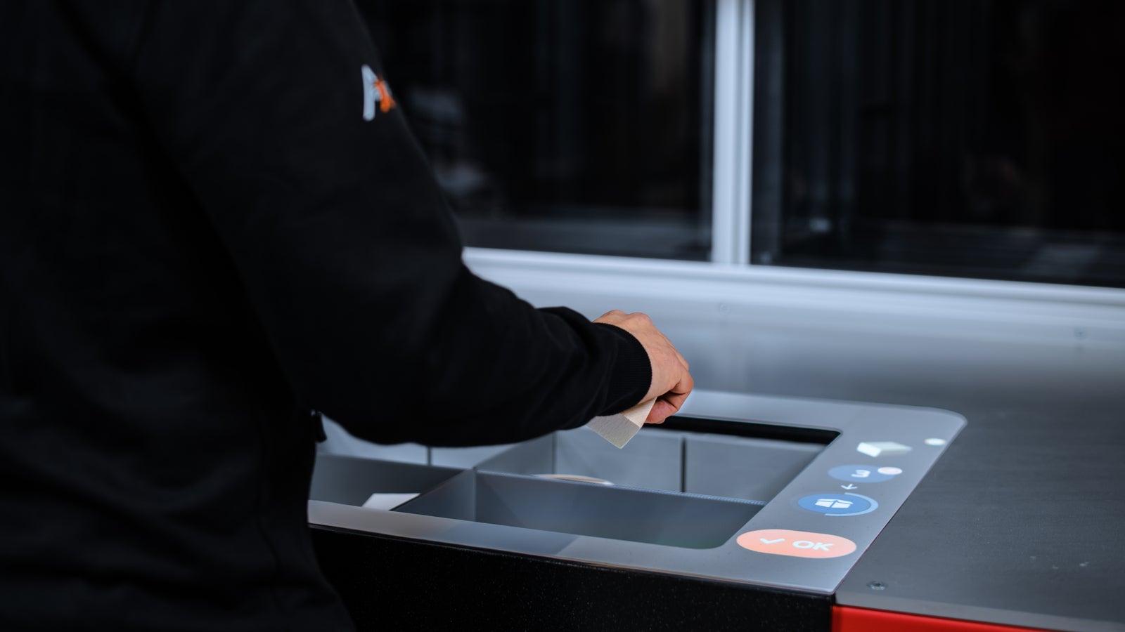 AutoStore™-System mit Intuitive Picking Assistant