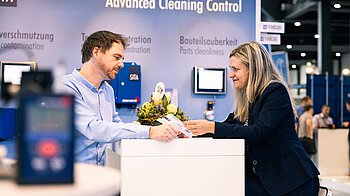 Beratungsgespräch auf Messe