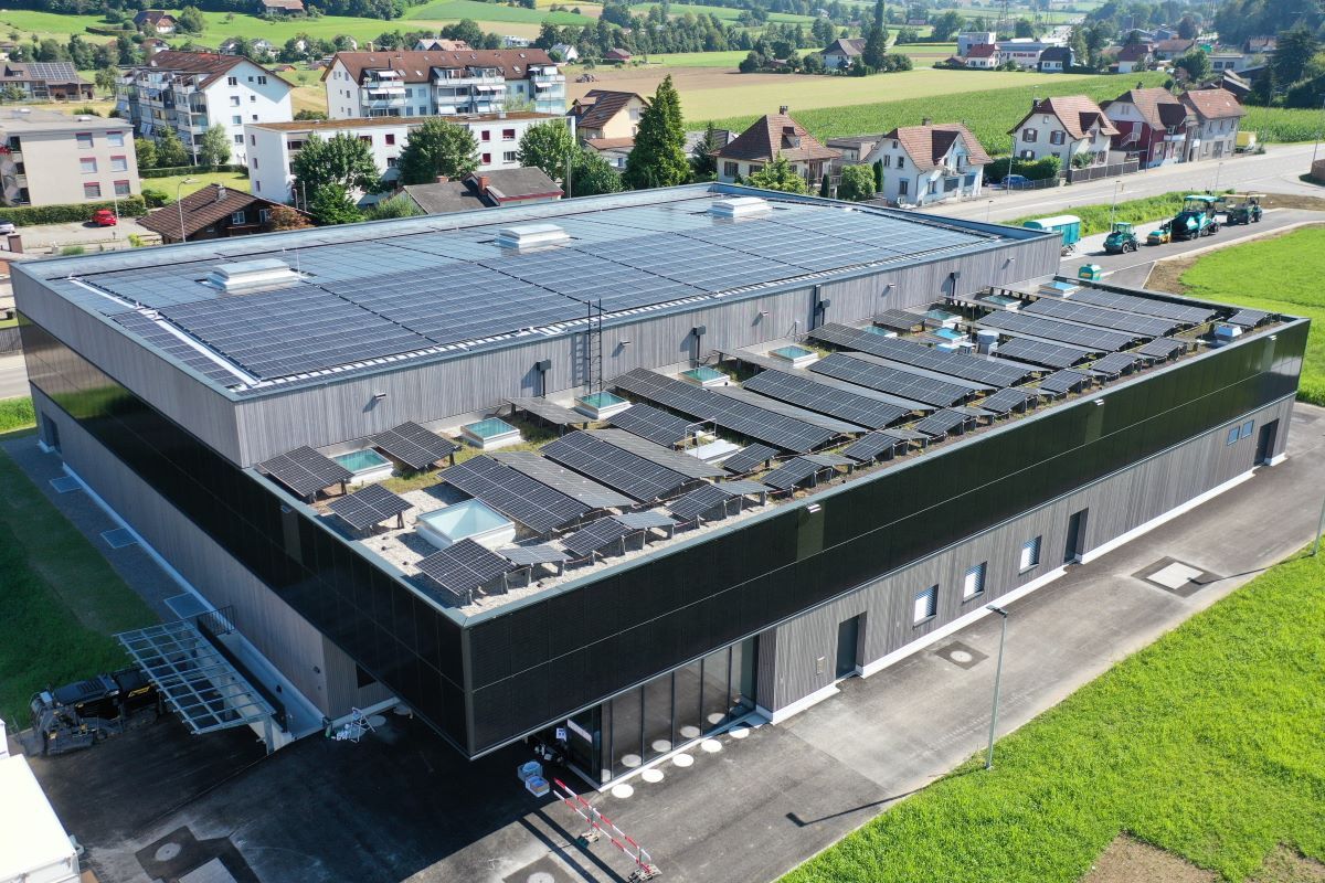 Photovoltaik Gründach und Fassade Sporthalle