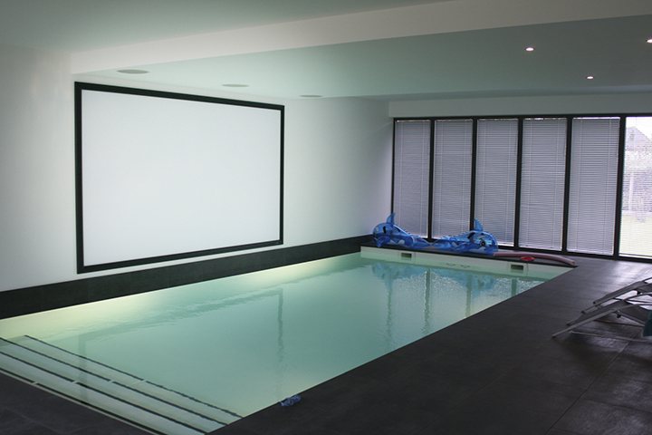 TV in einem Poolhaus