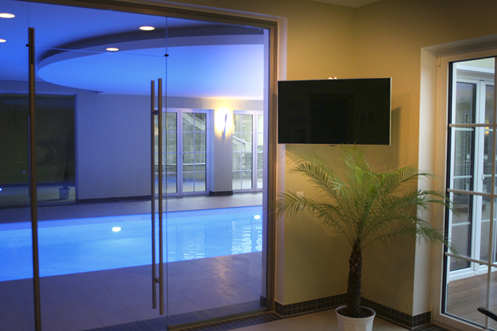 TV in einer Indoorpool-Anlage