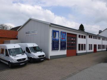 Maschinenhalle mit Fertigung und Transportern