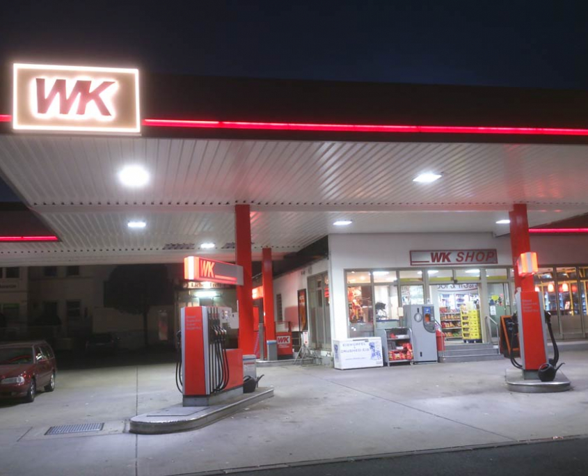 Tankstelle bei Nacht