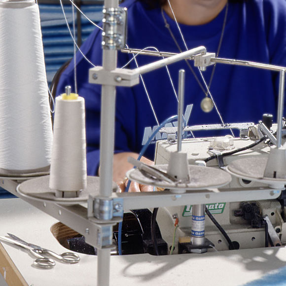 Produktion an der Nähmaschine – Taschenfilter in Handarbeit