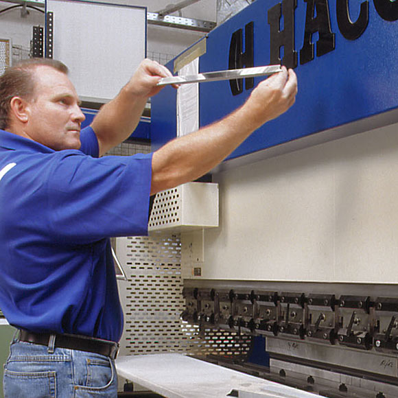 Produktion an der Presse – Metallfilterzellen