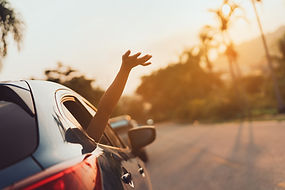 Hand winkt aus dem Auto – Kundenfahrzeug