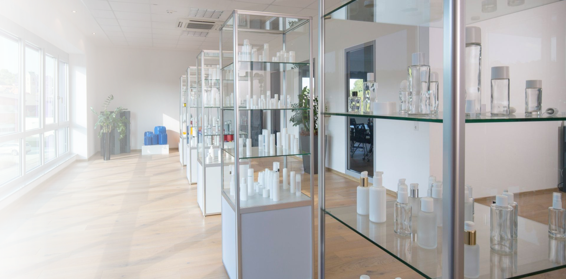 Ausstellungsraum mit Packmitteln in Vitrinen