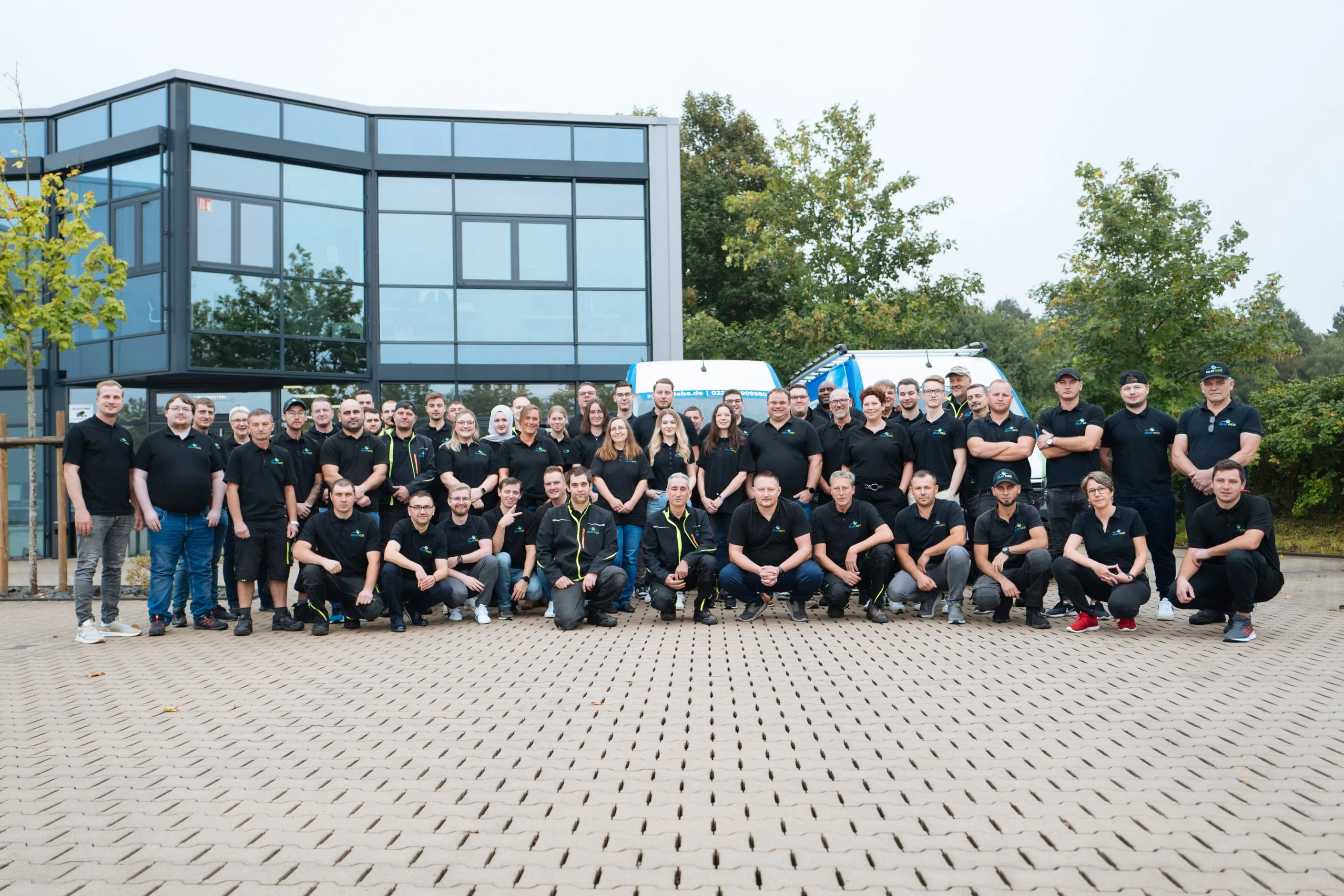 Das Team der Solar Wiebe vor dem Firmengebäude
