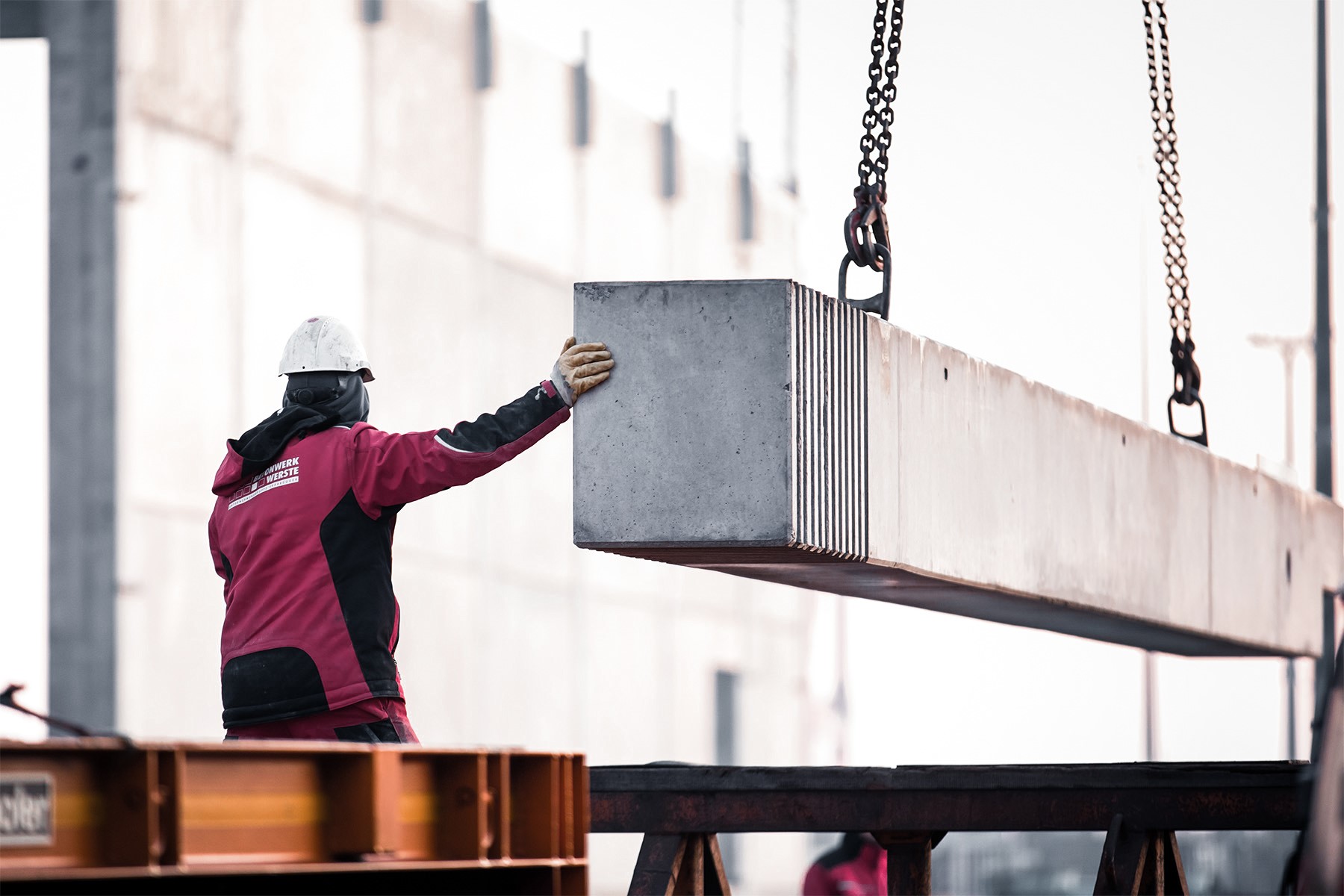 Montage der Fertigteile auf der Baustelle