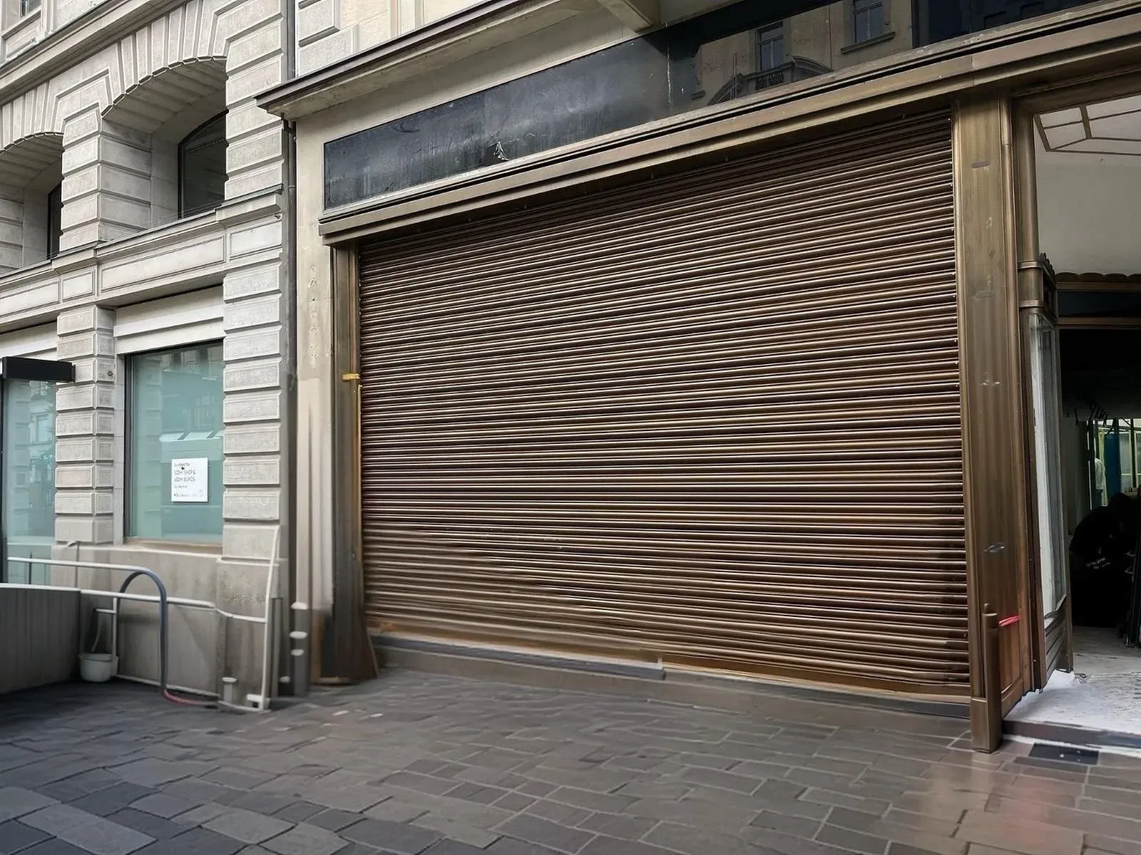 Spezialrolltor als Einbruchschutz an der Bahnhofstrasse Zürich
