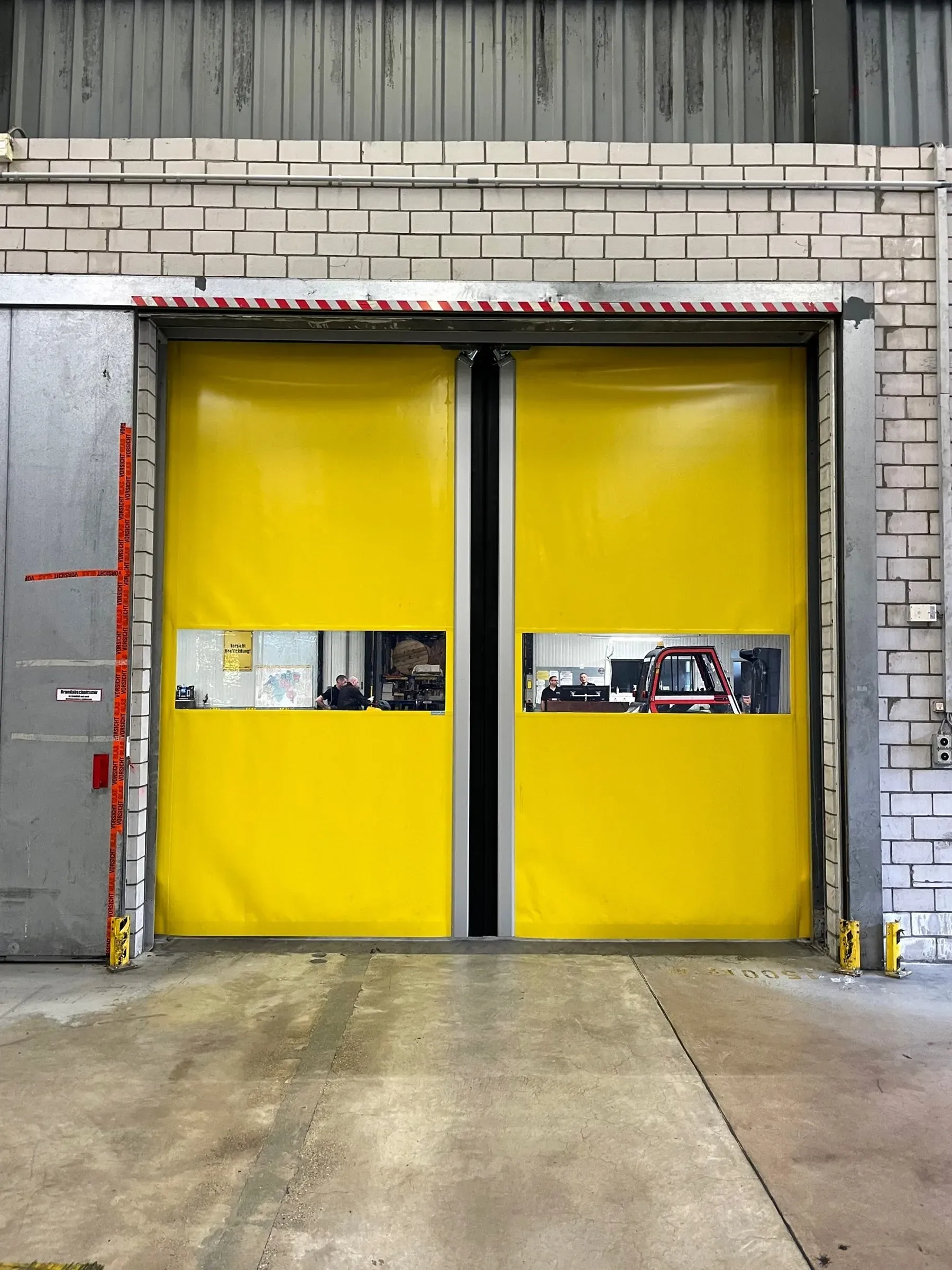 Schnelllauftor STP-SLT-TS auf einem Logistikareal in Rümlang
