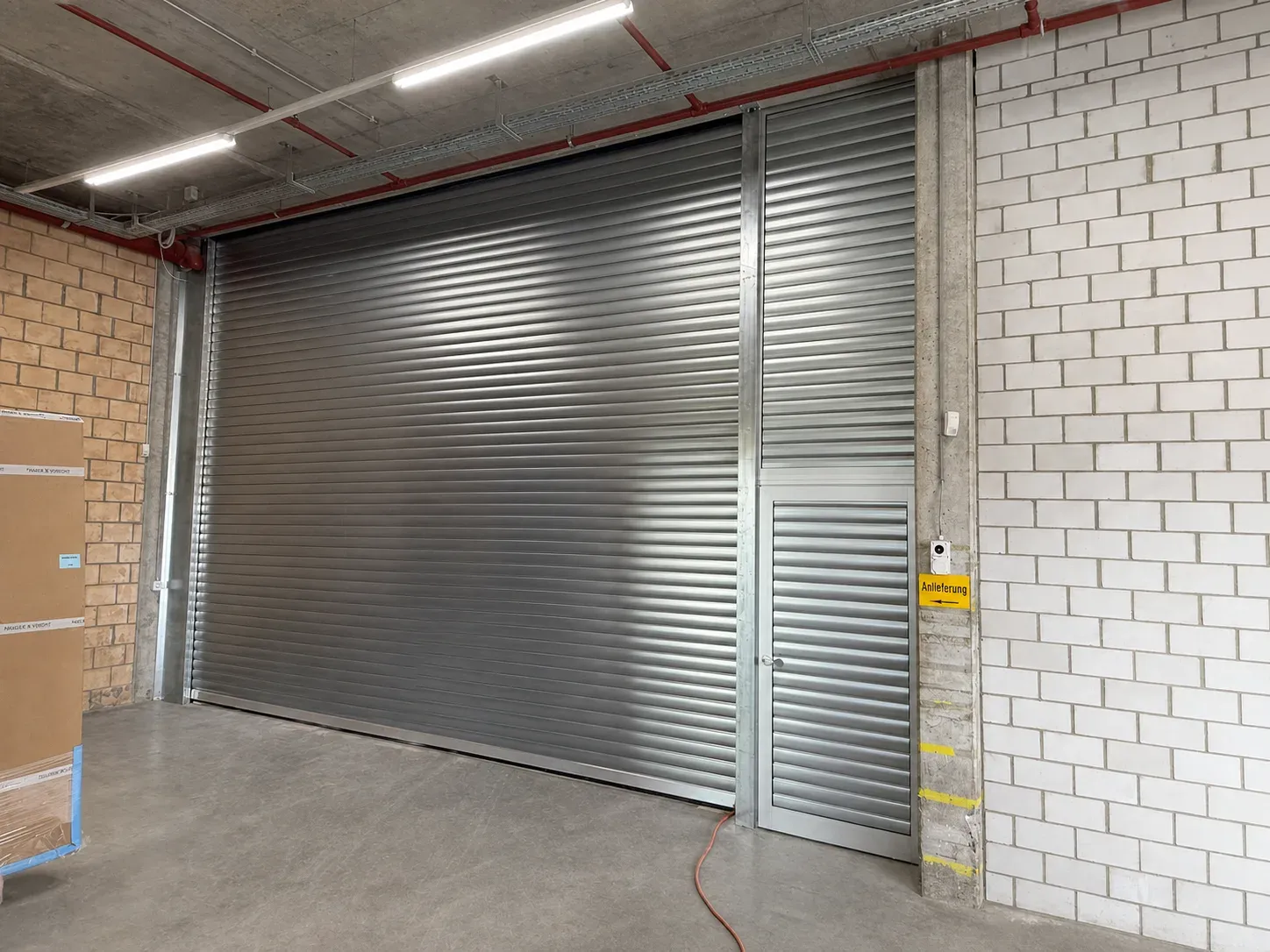 Rolltor STP-RT-60 mit Nebentür bei Kraft E.L.S. AG, Effretikon